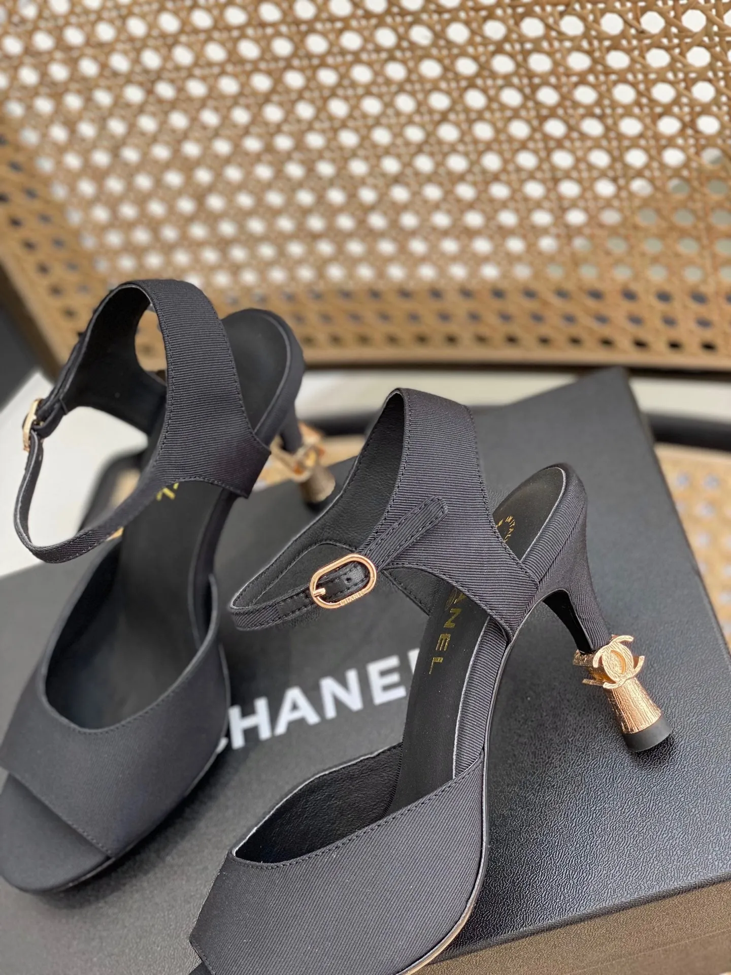 SE909 CC Sandals / Size5-9 Crocs Crush Sandals