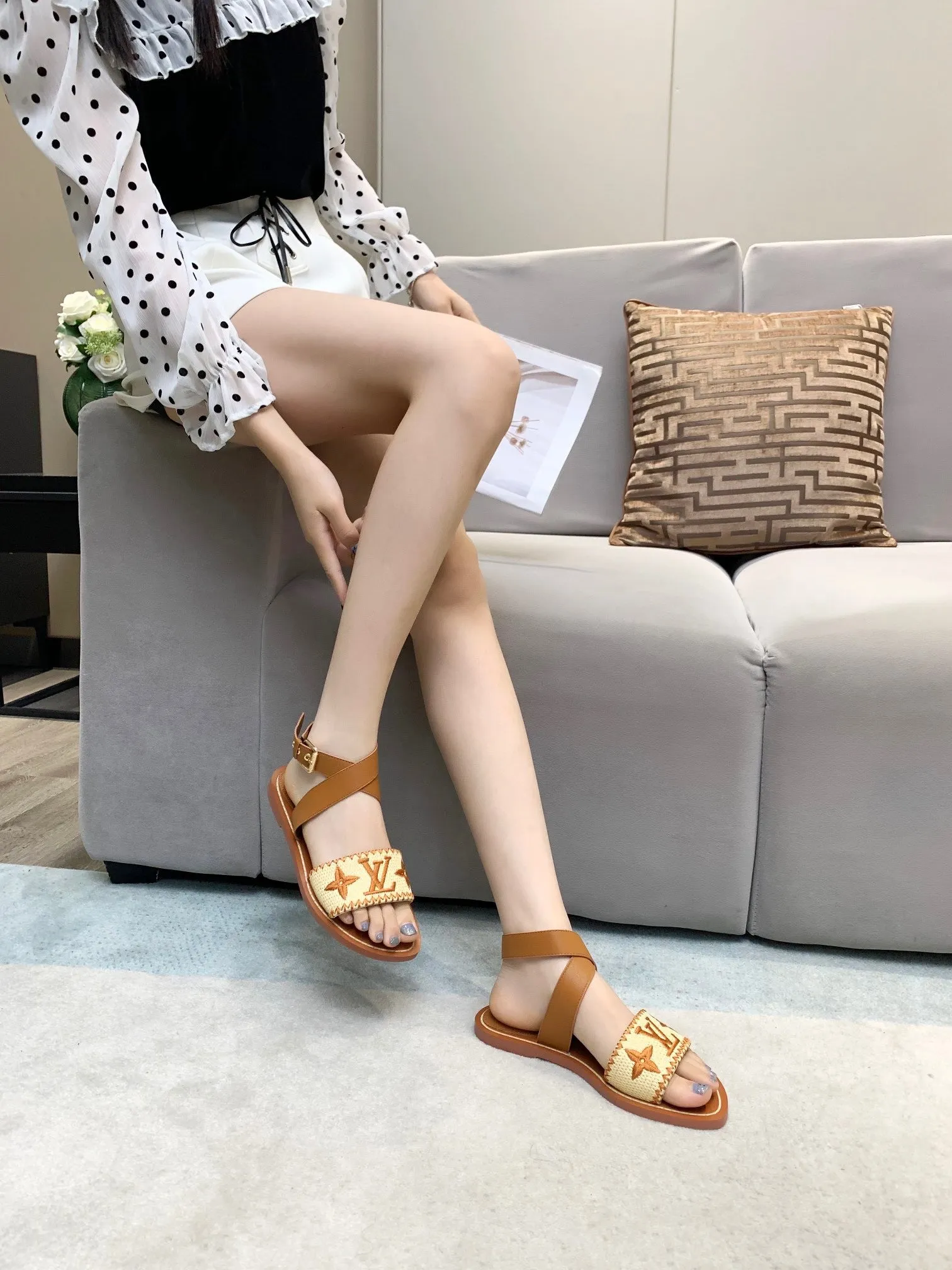 SE512  Size 5-11 Closed Toe And Heel Sandals