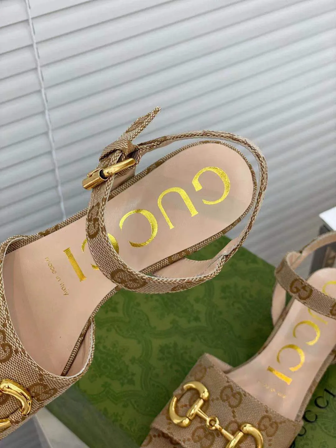 SE556  Size 4-10 Heels:2.5cm Lining: Sheep skin Sole: Italian leather Girls Closed Toe Sandals