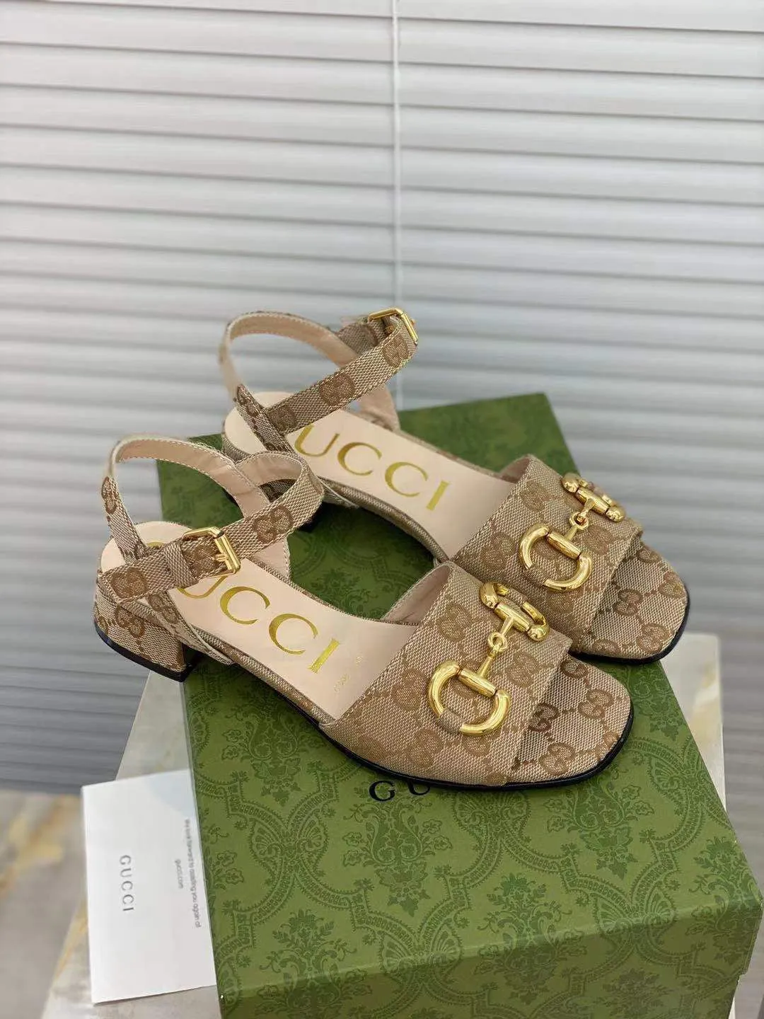 Sandals Dunns River Photos SE556  Size 4-10 Heels:2.5cm Lining: Sheep skin Sole: Italian leather