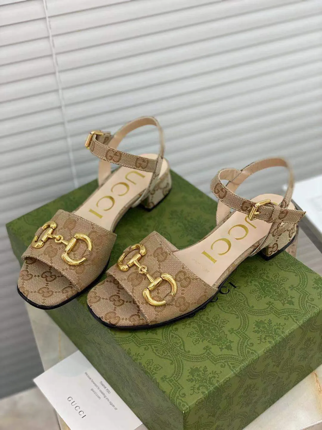 SE556  Size 4-10 Heels:2.5cm Lining: Sheep skin Sole: Italian leather Stylish Sandals