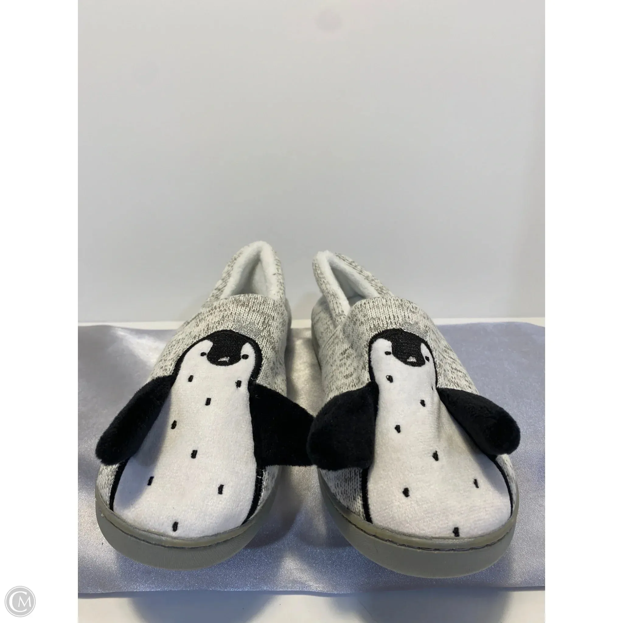 Slippers By Clothes Mentor In Grey Tazzle Slippers