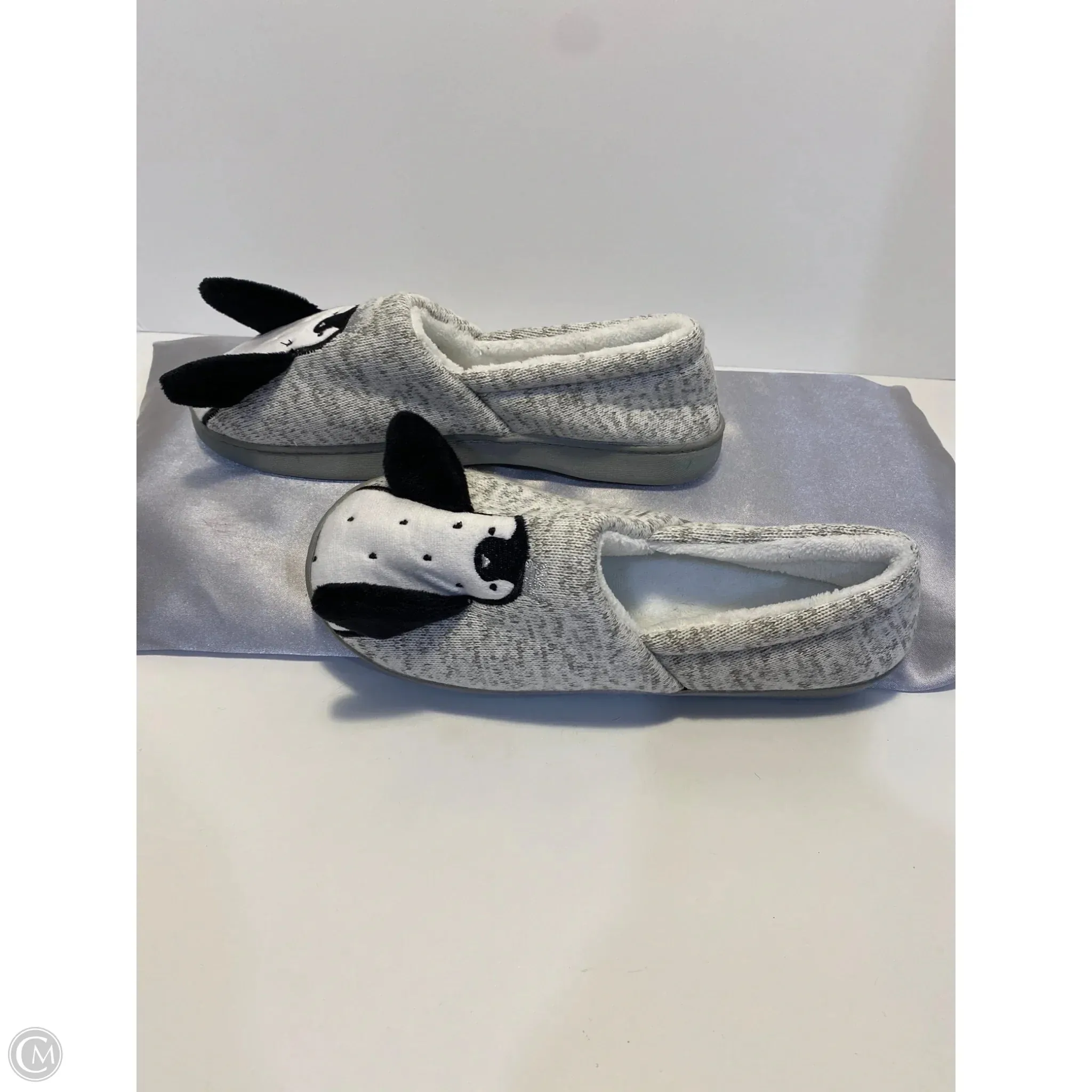 Slippers By Clothes Mentor In Grey Plushie Slippers
